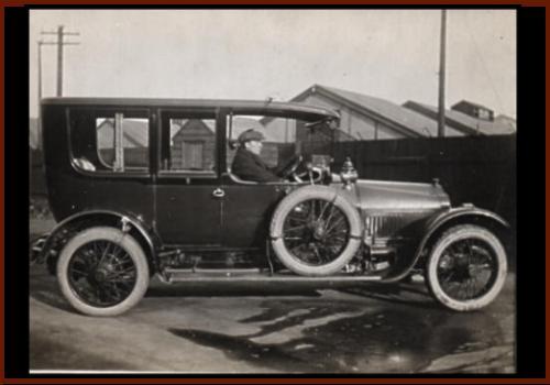 La voiture du directeur.